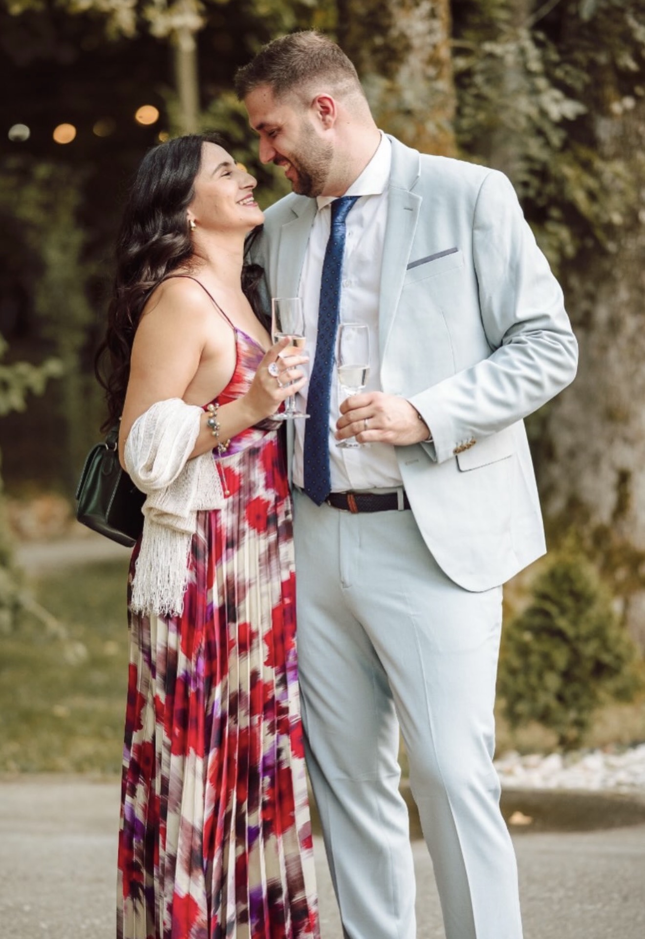 Luciana e Ignacio brindando y sonriendo