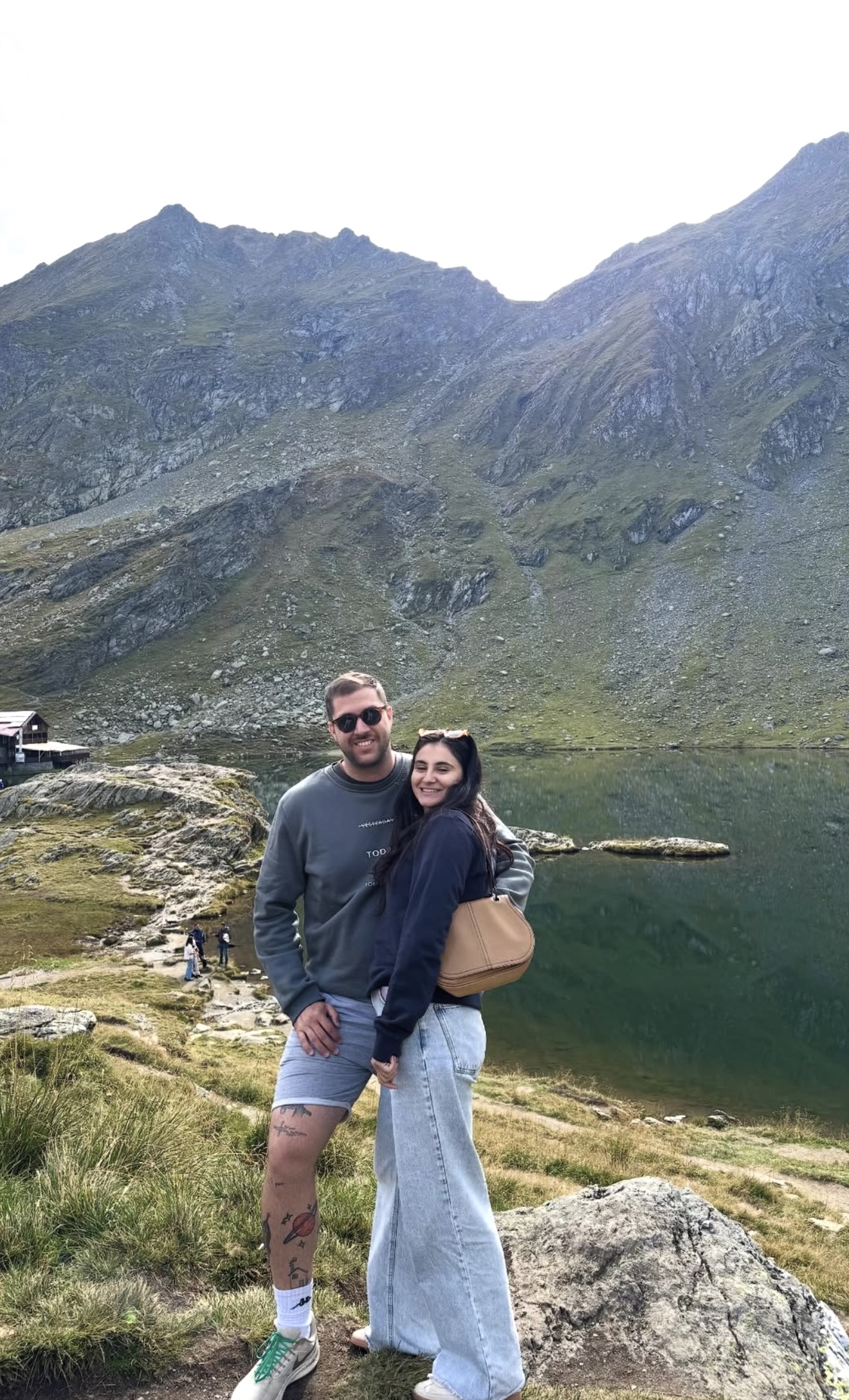 Luciana e Ignacio juntos frente a un lago de montaña